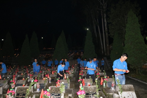 Trên 2.000 ngọn nến đã được thắp trên các phần mộ liệt sỹ ở Nghĩa trang liệt sỹ quốc gia Vị Xuyên.
